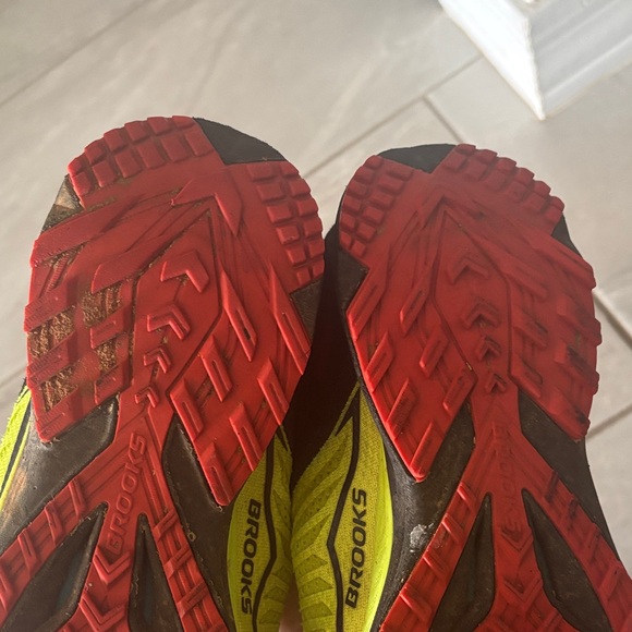 Brooks Men's Mazama Size 10.5 Vibrant Yellow and Red Athletic Shoes - Picture 8 of 11